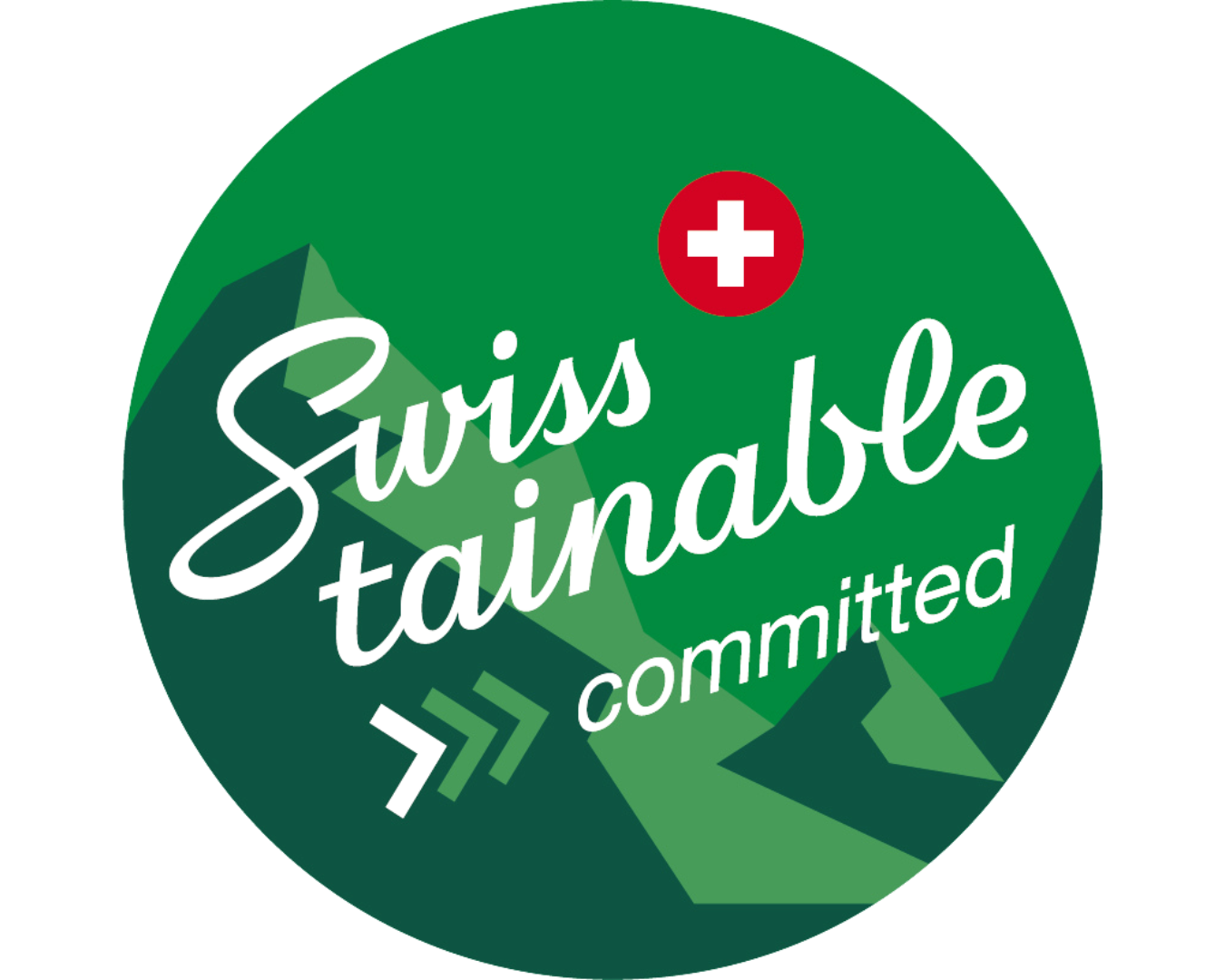 Grünes kreisförmiges Abzeichen mit "Swisstainable committed" in kursiver und fetter Schrift, einem roten Kreis mit weißem Kreuz und abstrakten Bergformen im Hintergrund. Zwei dunkelgrüne Pfeile zeigen nach rechts und unterstreichen den Fokus auf Nachhaltigkeit im Boutiquehotel Sonne.